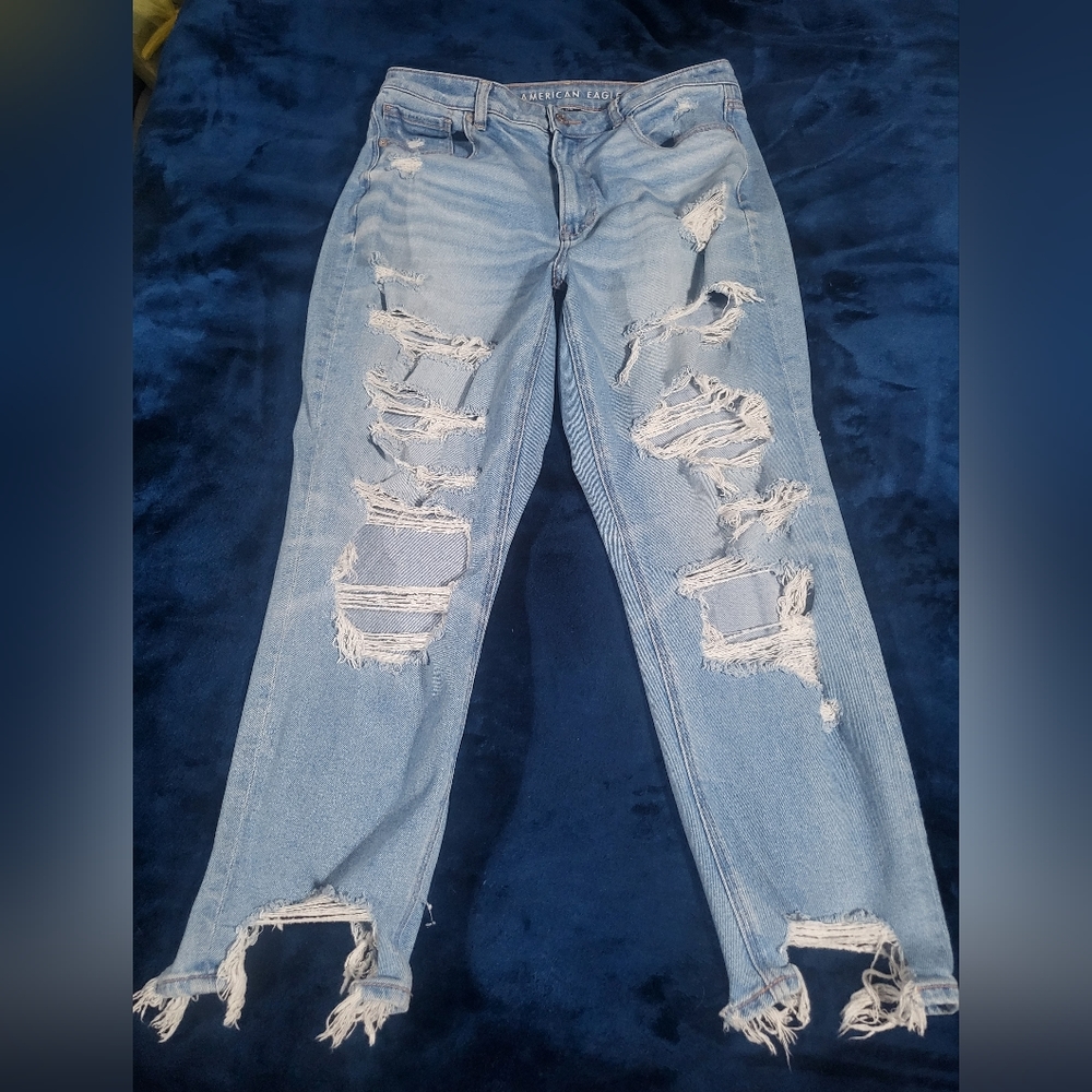American Eagle distressed "Mom jeans" sz 12 short. Like new.